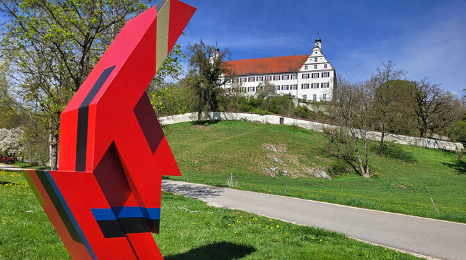 Ausstellung Auf Schloss Mochental sind Werke von Otto Herbert Hajek zu sehen. Die Ausstellung dauert bis zum 29. Juni 2025.