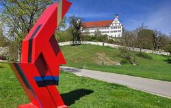 Auf Schloss Mochental sind Werke von Otto Herbert Hajek zu sehen. Die Ausstellung dauert bis zum 29. Juni 2025.