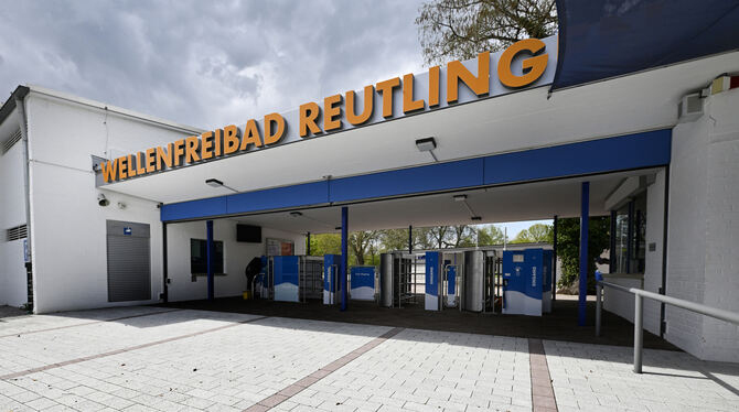 Einladend: Das Freibad-Entree wurde unter anderem mit neuem Bodenbelag versehen.