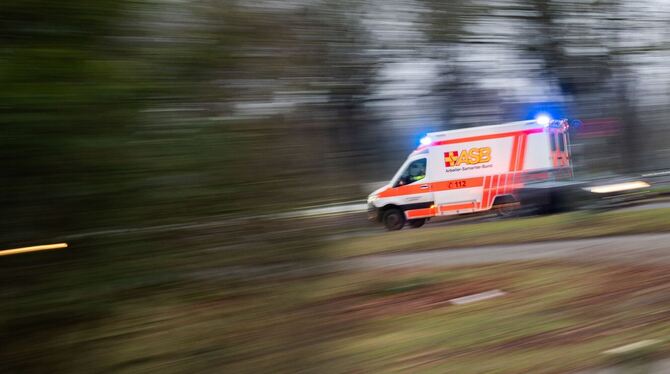 Ein Rettungswagen mit Blaulicht