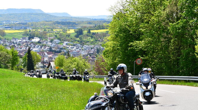 Ob alleine oder zu zweit, auf zwei, drei oder vier Rädern: rund 300 Fahrzeuge nahmen am 19. Biker-Korso der  Motorradfreunde Wan