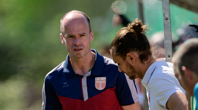 Die Lage wird ernster für die TSG Tübingen und Trainer Michael Frick (links). FOTO: EIBNER Die Lage wird ernster für die TSG Tübingen und Trainer Michael Frick (links). FOTO: EIBNER