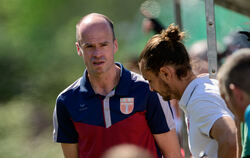 Die Lage wird ernster für die TSG Tübingen und Trainer Michael Frick (links). FOTO: EIBNER
