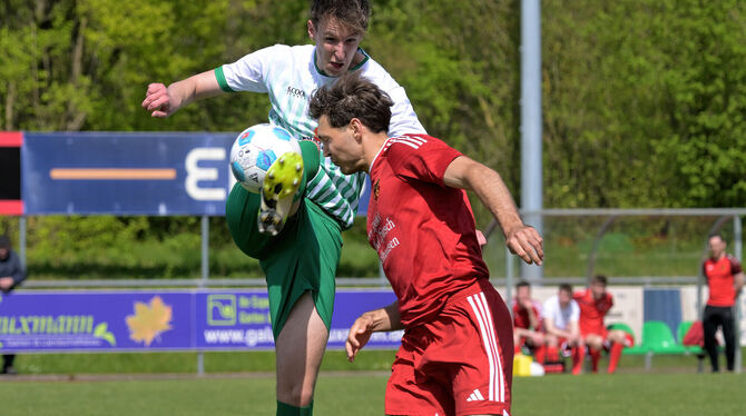 Der Hülbener Luca May (hinten) klärt vor Johannes Scheu (Bremelau). FOTO: BAUR Der Hülbener Luca May (hinten) klärt vor Johannes Scheu (Bremelau). FOTO: BAUR