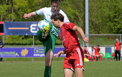 Der Hülbener Luca May (hinten) klärt vor Johannes Scheu (Bremelau).  FOTO: BAUR