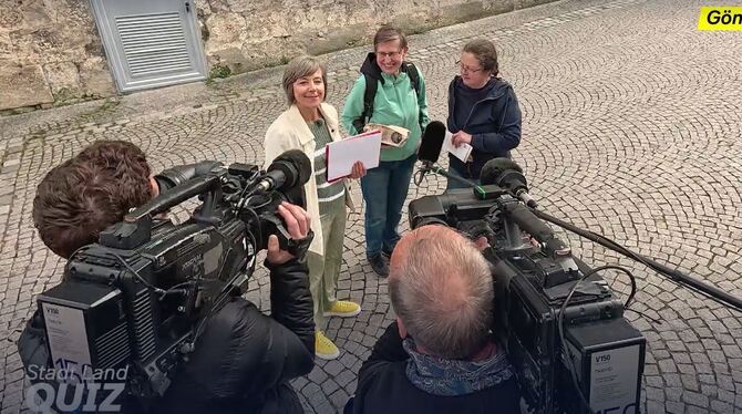 Moderatorin Annette Krause konnte Menschen auf den Straßen von Gönningen gewinnen, um beim Quiz rund um das Thema Blumen mitzura