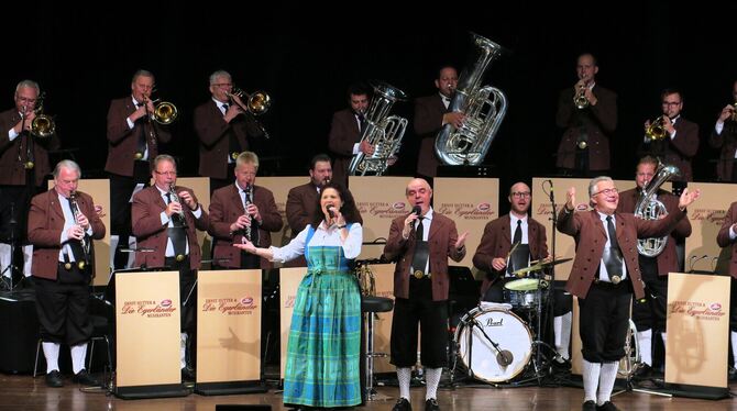 egerländer 02 tutti praher loris hutter stadthalle reutlingen foto akr Die Egerländer Musikanten in der Reutlinger Stadthalle. Vorne von links die Sänger Katharina Praher und Nick Loris sowie Leiter