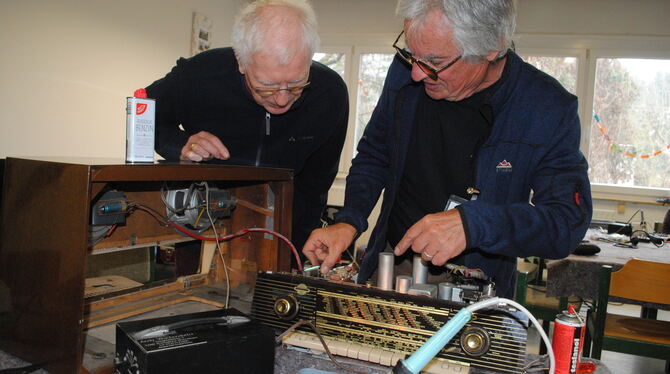 Boris Terpinc (rechts) repariert das Radio von Rainer Butow. FOTOS. JENATSCHKE Boris Terpinc (rechts) repariert das Radio von Rainer Butow. FOTOS. JENATSCHKE