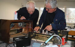Boris Terpinc (rechts) repariert das Radio von Rainer Butow.  FOTOS. JENATSCHKE