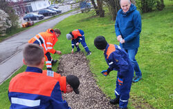 Bald werden Hunderte Sonnenblumen ihre gelben Köpfe zeigen. Mitglieder der Jugendfeuerwehr und Bürgermeister Uwe Morgenstern hab
