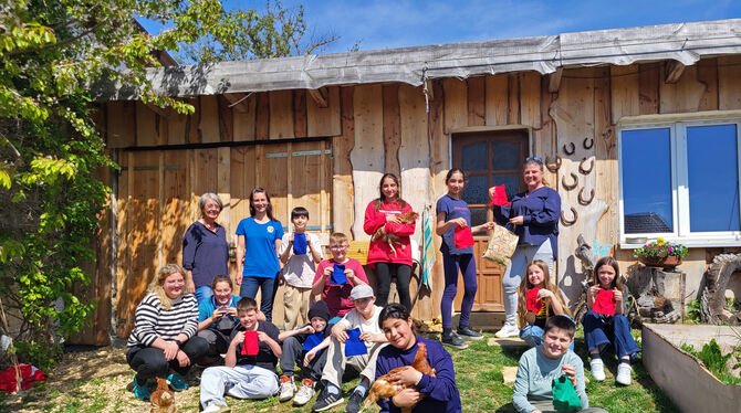 Schule Fünftklässler der Schillerschule überreichen auf dem Glückhof an die Organisation »Rettet das Huhn« genähte Pullis für Hühner.