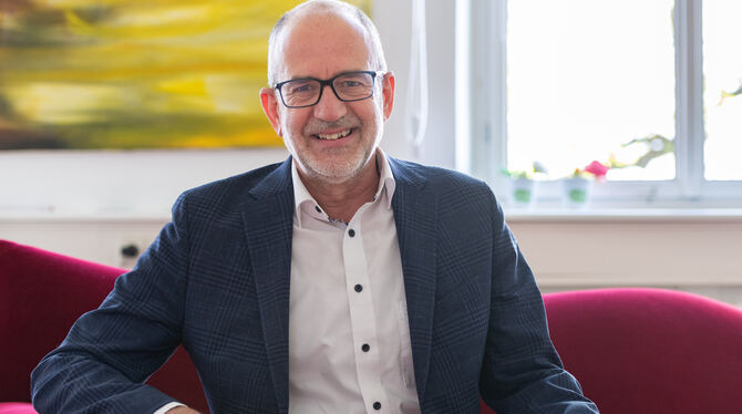 Ulrich Högel Bequem auf dem Sofa - aber nur fürs Abschiedsfoto: Ulrich Högel hat in den sechs Jahren als AWO-Geschäftsführer viel bewegt.