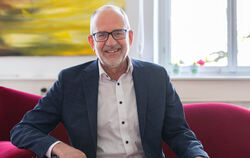 Bequem auf dem Sofa - aber nur fürs Abschiedsfoto: Ulrich Högel hat in den sechs Jahren als AWO-Geschäftsführer viel bewegt.