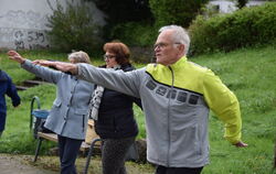 Roland Kurz bietet jeden Donnerstag in Kirchentellinsfurt ein Bewegungstraining für Senioren an.