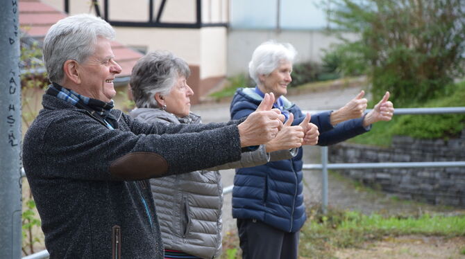 Nur wer regelmäßig trainiert, bleibt bis ins hohe Alter beweglich. Die Seniorengruppe hat dabei viel Spaß.