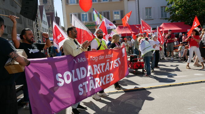 Maikundgebung RT Wehende Fahnen in brütender Hitze auf dem Reutlinger Marktplatz - bei der Kundgebung der Gewerkschaften flüchteten sich viele Zu