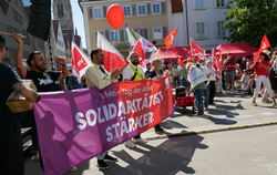 Wehende Fahnen in brütender Hitze auf dem Reutlinger Marktplatz - bei der Kundgebung der Gewerkschaften flüchteten sich viele Zu
