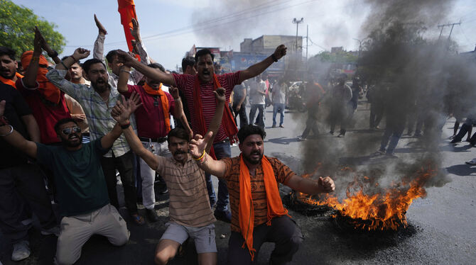 Indische Aktivisten verbrennen Fahnen und rufen Slogans gegen Pakistan während eines Protestes gegen den Terroranschlag von Paha Indische Aktivisten verbrennen Fahnen und rufen Slogans gegen Pakistan während eines Protestes gegen den Terroranschlag von Paha