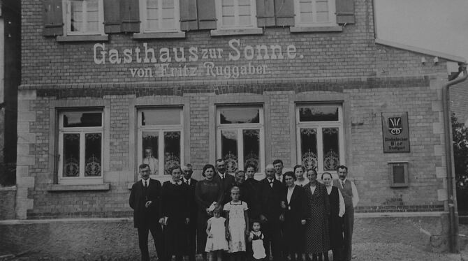 Familie,Gebäude,Gasthaus,Menschen Ist es gar die Familie Ruggaber selbst, die vor dem Gasthaus zur Sonne für den Lichtbildapparat posiert?