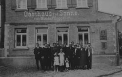 Ist es gar die Familie Ruggaber selbst, die vor dem Gasthaus zur Sonne für den Lichtbildapparat posiert?
