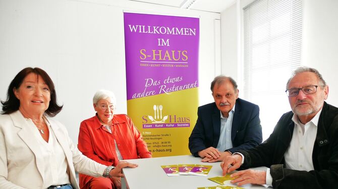 S-Haus Sie haben ein neues Angebot im Reutlinger S-Haus aufgelegt, (von links) Frauke Nagel, Dorothee Armbruster, Wolfgang Kuhn und Ach