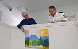 Andreas Felger (hier unfreiwillig mit einer Deckenleuchte als Nimbus-Symbol eines erleuchtenden Künstlers) bei der Schenkung sei