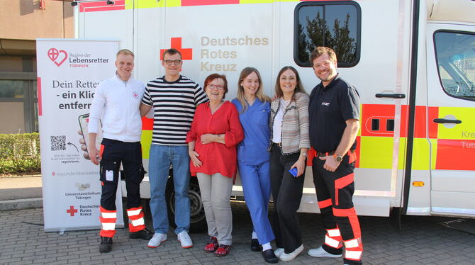 Region der Lebensretter, Reanimation, Herzstillstand Die beiden RdL-Organisatoren Robert Hickmann (links) und Robert Wunderlich (rechts) rahmen Maria Lonsdorfer mit ihren Lebensrett