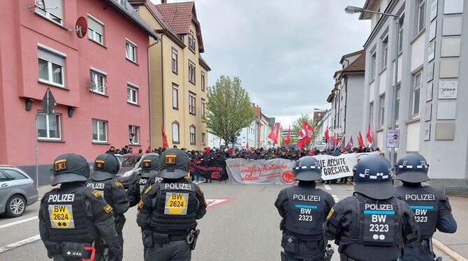 Gemeinsam für Deutschland Blockade In der Tübinger Straße stoppte die Polizei die Gegendemonstranten.