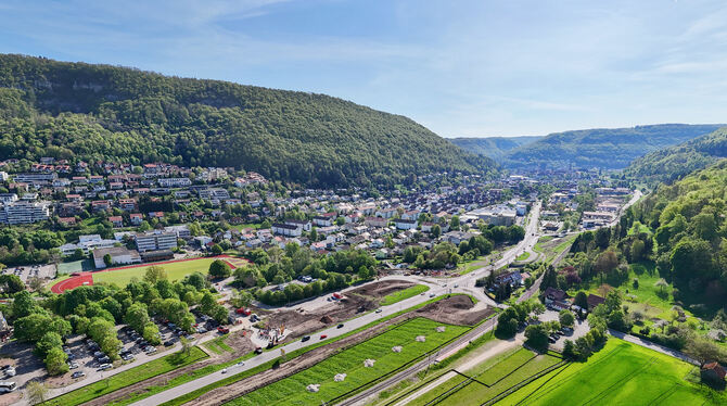 B-28-Umbau Auf dem Bild ist im Vordergrund die Wasserfall-Kreuzung und dahinter die Hochhaus-Kreuzung an der B 28 in Bad Urach zu sehen. Be
