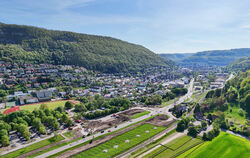 Auf dem Bild ist im Vordergrund die Wasserfall-Kreuzung und dahinter die Hochhaus-Kreuzung an der B 28 in Bad Urach zu sehen. Be