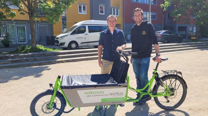 Lastenrad, Teilauto Martin Heer und Stefan Rickmeyer (rechts) präsentieren eine der »Teilkutschen«, die ab sofort das Angebot der Teilauto-Genossens