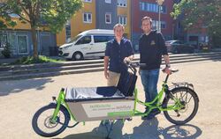 Martin Heer und Stefan Rickmeyer (rechts) präsentieren eine der "Teilkutschen", die ab sofort das Angebot der Teilauto-Genossens