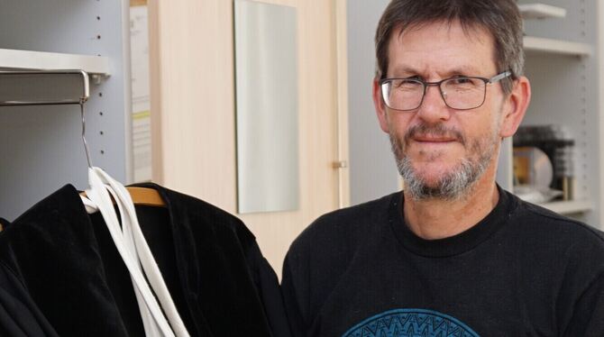 Diese Robe hat Richter Joachim Stahl sein ganzes Berufsleben über begleitet. Wenn nötig, wurde sie eben geflickt. Jetzt bleibt s Diese Robe hat Richter Joachim Stahl sein ganzes Berufsleben über begleitet. Wenn nötig, wurde sie eben geflickt. Jetzt bleibt s