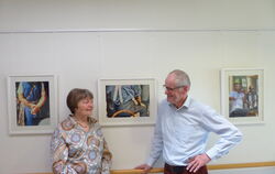 Die Organisatorin der Ausstellung Ingrid Rilling und der Fotograf Dr. Martin Willke vor den Rückenansichten Tübinger Marktleute.