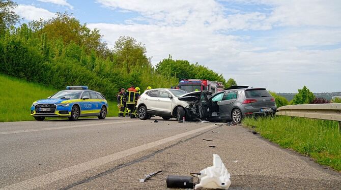 Bei dem Frontalzusammenstoß wurden insgesamt sieben Menschen verletzt. Vier Insassen im VW-Golf erlitten schwere Verletzungen.