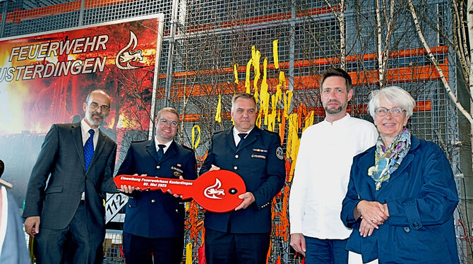 Schlüsselübergabe, Einweihung, Feuerwehrhaus Kusterdingen Bei der Schlüsselübergabe ist vlnr: Bürgermeister Dr. Jürgen Soltau, Kusterdinger Abteilungskommandant Joachim Holder, Kommandan
