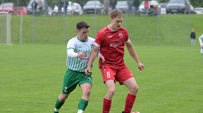 Marko Habermeier (links) vom SV Hülben attackiert Benjamin Schaude von der TSG Upfingen. FOTO: BAUR Marko Habermeier (links) vom SV Hülben attackiert Benjamin Schaude von der TSG Upfingen. FOTO: BAUR