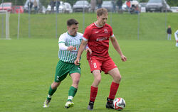 Marko Habermeier (links) vom SV Hülben attackiert Benjamin Schaude von der TSG Upfingen. FOTO: BAUR