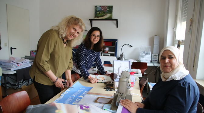 Metzingen Intergrationsprojekt Frauen Sie machen aus alten Neues (von links): Arek Warstad, Integrationsbeauftragte Karina Montes und Samira Jawish