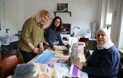 Sie machen aus alten Neues (von links): Arek Warstad, Integrationsbeauftragte Karina Montes und Samira Jawish 