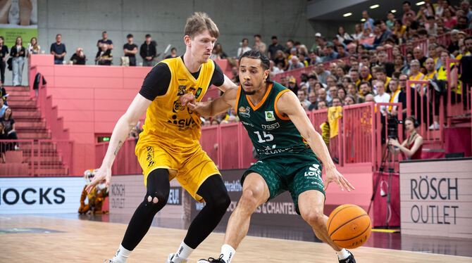 VET-Concept Gladiators Trier, 2. Basketball, Bundesliga, Pro A, Barmer Liga, Playoffs Viertelfinale Spiel 2, Spielzeit 2024/2025 Jonas Niedermanner (links) macht Triers Top-Scorer Jordan Roland das Leben schwer.