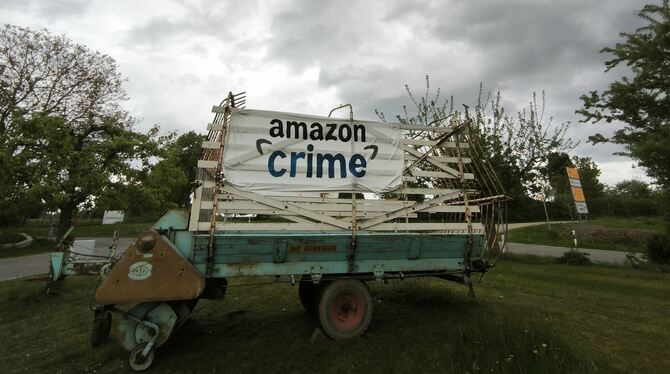 Amazon crime Dunkle Wolken über Hengen: Aus dem harmlosen »Amazon hier???« ist ein »amazon crime« geworden - eine kritische Verballhornung vo