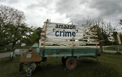 Dunkle Wolken über Hengen: Aus dem harmlosen "Amazon hier???" ist ein "amazon crime" geworden - eine kritische Verballhornung vo