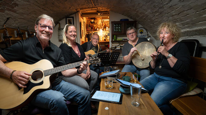 Killaloe Probe in Pub-Atmosphäre (von links): Herbert Binsch, Gastsängerin Juika Schaupp, Erhard Langeneck, Norbert Müller und Petra Bins