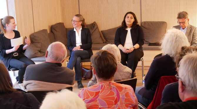 Stadtgespräch Richterin Bewährungshelferin Beim dritten Uracher Stadtgespräch waren Richterin Dr. Katja Rieger und Bewährungshelferin Bajramse Kamberi (Mitte) zu Gast. Li