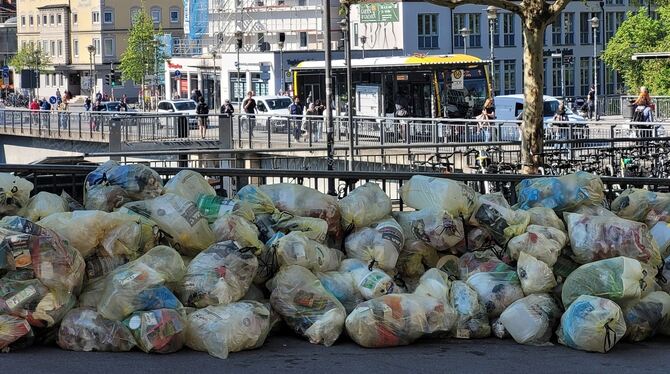 gelbe Säcke, ALBA, Tübingen, Landkreis Tübingen Meterhoch stapeln sich die Gelben Säcke. Selbst an der zentralen und belebten Eberhardbrücke in Tübingens Innenstadt.