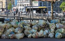 Meterhoch stapeln sich die Gelben Säcke. Selbst an der zentralen und belebten Eberhardbrücke in Tübingens Innenstadt.