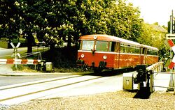 Die letzte Fahrt des Schienenbusses 1980 über den Bahnübergang in Unterhausen.  Die Schranken an der B 312 in Unterhausen könnte