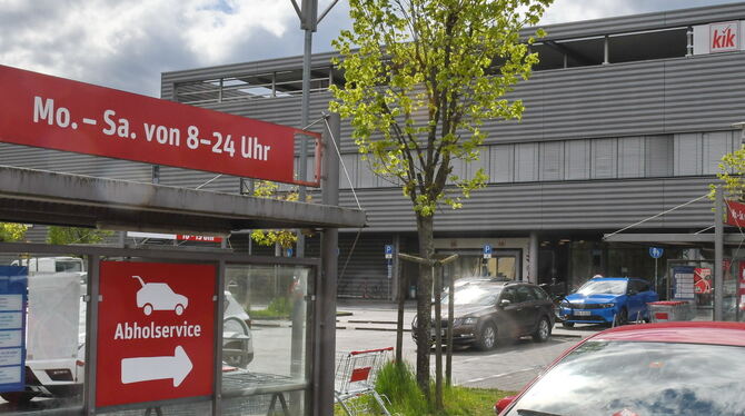 Auf dem Parkplatz vor einem Einkaufszentrum im Schleifmühleweg  wurde eine Autofahrerin überfallen und entführt.