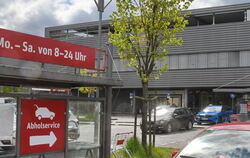 Auf dem Parkplatz vor einem Einkaufszentrum im Schleifmühleweg  wurde eine Autofahrerin überfallen und entführt. 